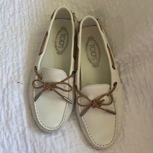 Women’s Tods Driving Loafer Shoes. Size 37.5.